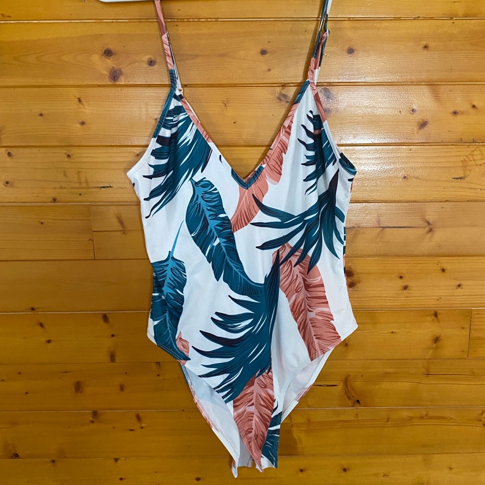 Floral print body suit.